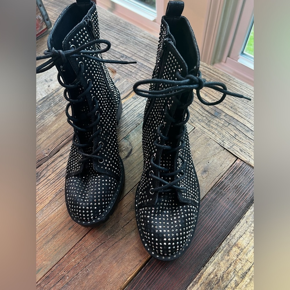 Gianni Bini Rhinestone Boots Woman Size 7.5 (SB1)